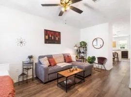 Convenient & Inviting - Fully-Equipped 2BD Condo