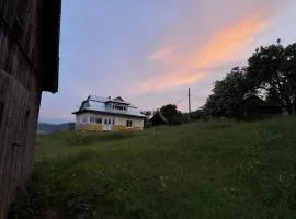 Хата у Карпатах