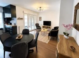 Charming 3BR Apartment with Loggia close to Paris