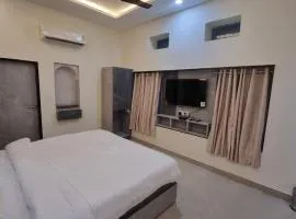 Green Villa - Entire Villa, Family Suites, Luxury Rooms with Kitchen at peaceful location -200 mtrs away from Bus Stand -500 mtrs from Udaipur Railway Station
