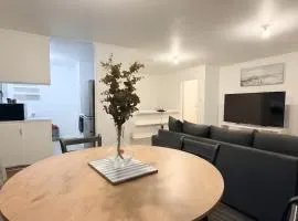 3BRM House - Walk to Train, Lynn Mall and Westgate
