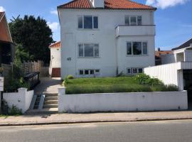 Stor lys lejlighed med terrasse og altan, khách sạn ở Helsingør
