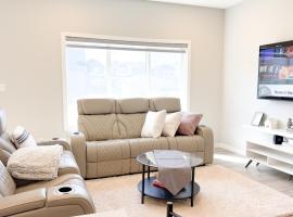 Vacation rental home -1min to highway: Edmonton şehrinde bir otel
