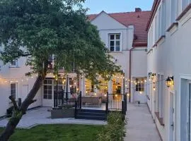 Mond Manor