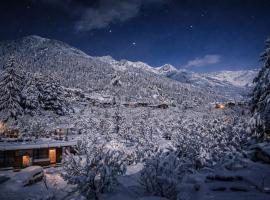 Manali में, होटल Hotel Old Manali with Balcony, Mountain and River View