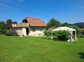 Chatka przy kapliczce