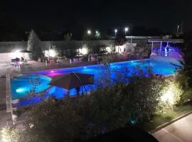 Apartament Modern cu Piscină Privată