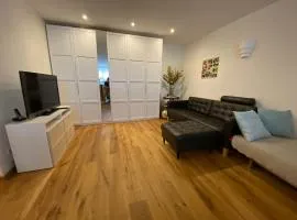 Schöne 2-Zimmer-Souterrainwohnung mit Terrasse