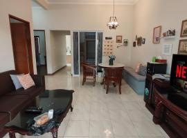 Cottonwood Villa Grandma's 3BR 10pax BBQ Netflix Nintendo, ξενοδοχείο σε Lembang