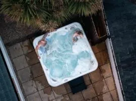 Beach 600m • Sleeps 8 • Hot Tub • Pool • Dogs x2