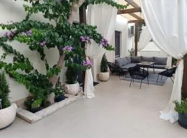 BugenVila , Central 3BR Home with Garden & BBQ