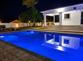 Poinsettia White House - Exclusive Private Villa with Pool