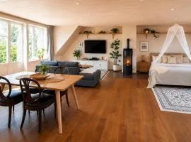Peaceful loft apartment by the pond