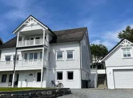 Bright & Spacious Apartment by the Sea, Free Parking, 10min to Airport, 12min to Ålesund