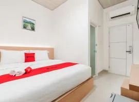 RedDoorz Plus near RS RK Charitas 2 Palembang