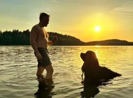 Widny Jaś zaprasza z psem nad jezioro na Kaszuby