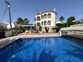 Chalet Los Almendros con piscina privada, hotel v destinácii Calpe