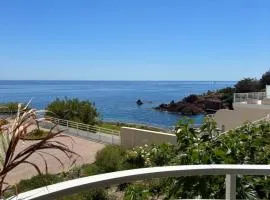 Studio calme vue mer pieds dans l'eau