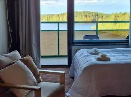 Huone upealla järvimaisemalla
