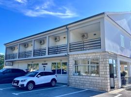 Rooms & Pansion Odmor, hotell i Rovanjska