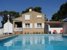 Chambre dans maison provençale avec piscine