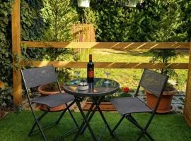 BnB37 New Apt, Near Budapest, Free Gated CCTV Parking, Terrace, self check-in