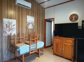 Chalet dans domaine boisé avec piscine