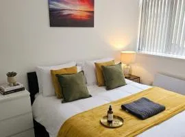 Modern 1 & 2 Bed Apartment - Desborough - Kettering - Sleeps up to 5 - Free Parking, - WIFI - Contractors, Professionals, Families and Relocators - By The Home Makers Hub
