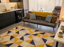 Modern 1 & 2 Bed Apartment - Desborough - Kettering - Sleeps up to 5 - Free Parking, - WIFI - Contractors, Professionals, Families and Relocators - By The Home Makers Hub, hotel Ketteringben
