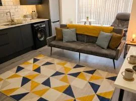 Modern 1 & 2 Bed Apartment - Desborough - Kettering - Sleeps up to 5 - Free Parking, - WIFI - Contractors, Professionals, Families and Relocators - By The Home Makers Hub
