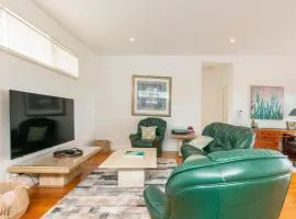 3BR Home 2 min walk to beach, with parking, AC, Wi-Fi