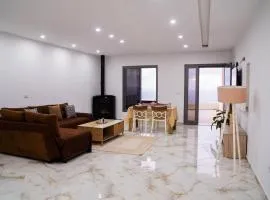 Villa Azure - Spacious Home In Metline