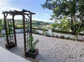 Vue magnifique, jardin et petit cocon en provence