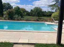 Maison avec colombages et piscine