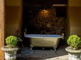 Gablebach Cottage With outdoor bath house & garden patio
