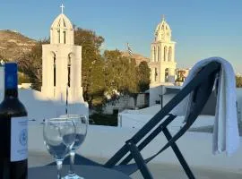 1912 Heritage Residence Santorini, Main Square