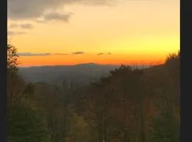 Seven Devils Sunrise - Updated home with mountain views gas firetable & game room