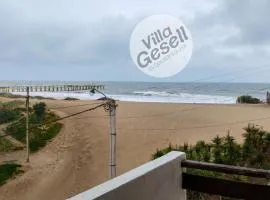 Bright beachfront apartment with ocean view