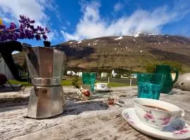 Nýlenda - Charming Two Bedroom Seaside Property, Mountain and Town Views
