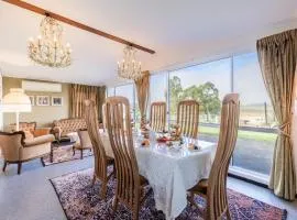 Dei Gratia High Tea House, 11A Loch Goyle Dr - a quirky retreat with linen, aircon and Wi-Fi