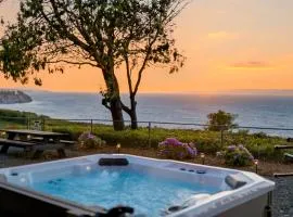 Sunset Bluff - Ocean Views, Hot Tub, Sleeps 9