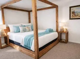 Central 2BR Stay - Walk to Strand & CBD w Parking