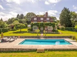 Luxury Holiday Home with Heated Pool, Lake and Gym