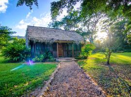 Bocawina Rainforest Resort, hotel em Hopkins