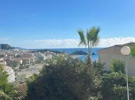 Luminoso apartamento con vistas al mar y piscina