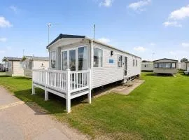 Dog Friendly 6 Berth Caravan With Decking Close To Pakefield Beach Ref 68067B