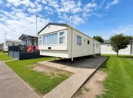 Homely caravan by the beach at Pakefield Holiday Park in Suffolk ref 68088CR