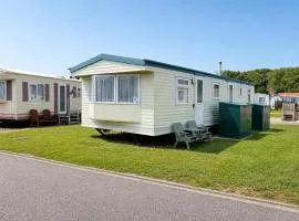Charming 6 Berth Caravan With Decking By The Beach In Suffolk Ref 40107Nd