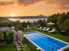 Sea view villa Manolis with private pool near the beach
