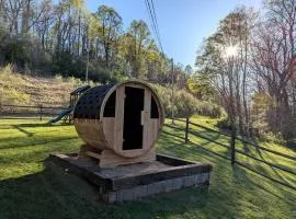 Glamping Retreat near Summersville Lake: Luxurious Cabin with a Hot Tub in Mt Nebo, WV